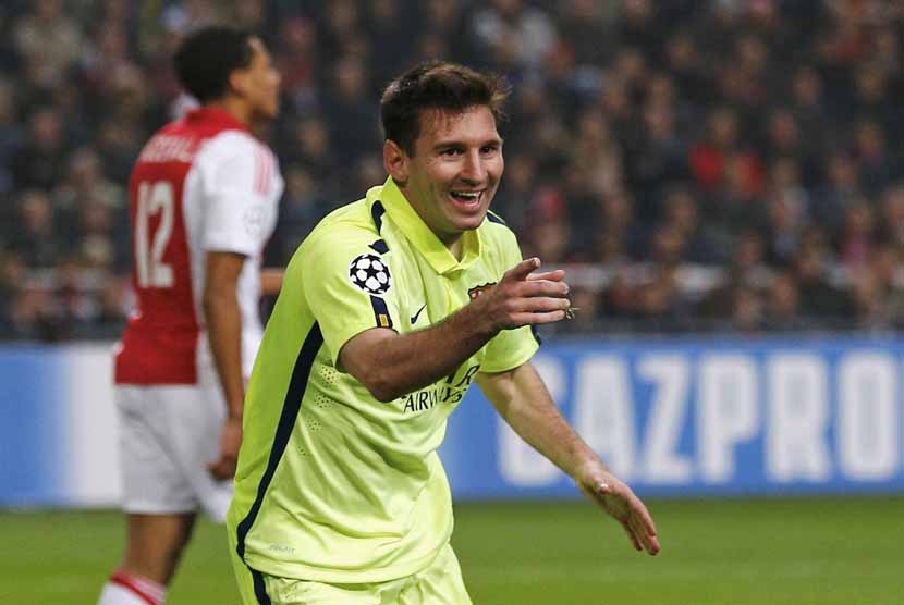 Striker Barcelona, Lionel Messi (kanan), melakukan selebrasi usai menjebol gawang Ajax Amsterdam di laga Grup F Liga Champions di Amsterdam Arena, Amsterdam, Kamis (6/11) dinihari WIB. 