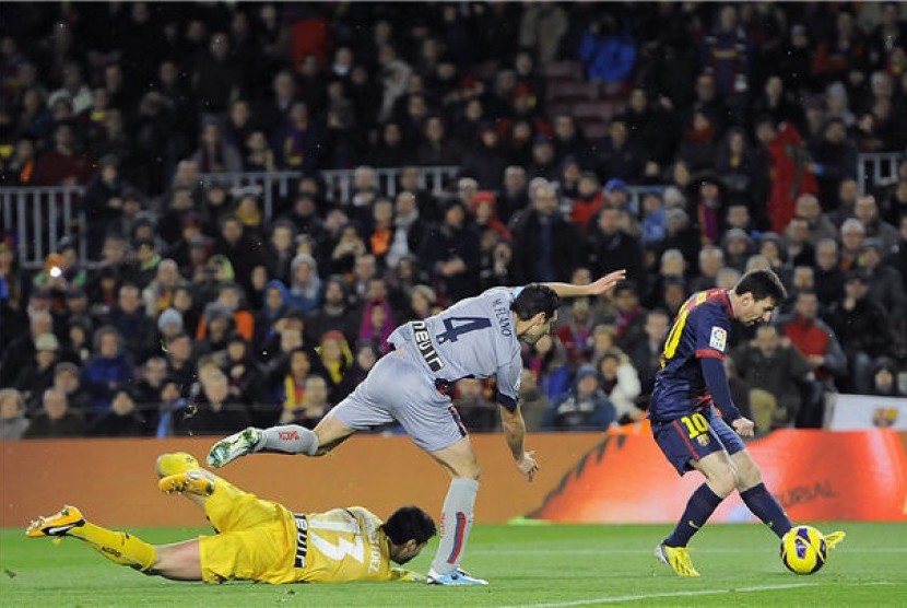 Striker Barcelona, Lionel Messi (kanan), melepaskan tembakan saat menjebol jala Osasuna di laga La Liga Spanyol di Camp Nou, Barcelona, Ahad (27/1). 