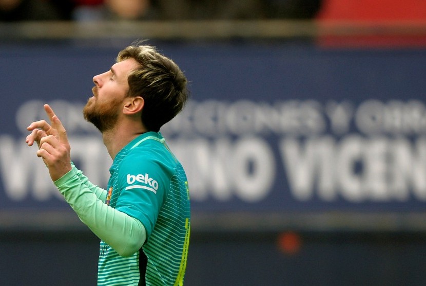 Striker Barcelona, Lionel Messi merayakan golnya ke gawang Osasuna pada laga La Liga di stadion El Sadar, Pamplona, Sabtu (10/12). Barca menang 3-0 pada laga ini.