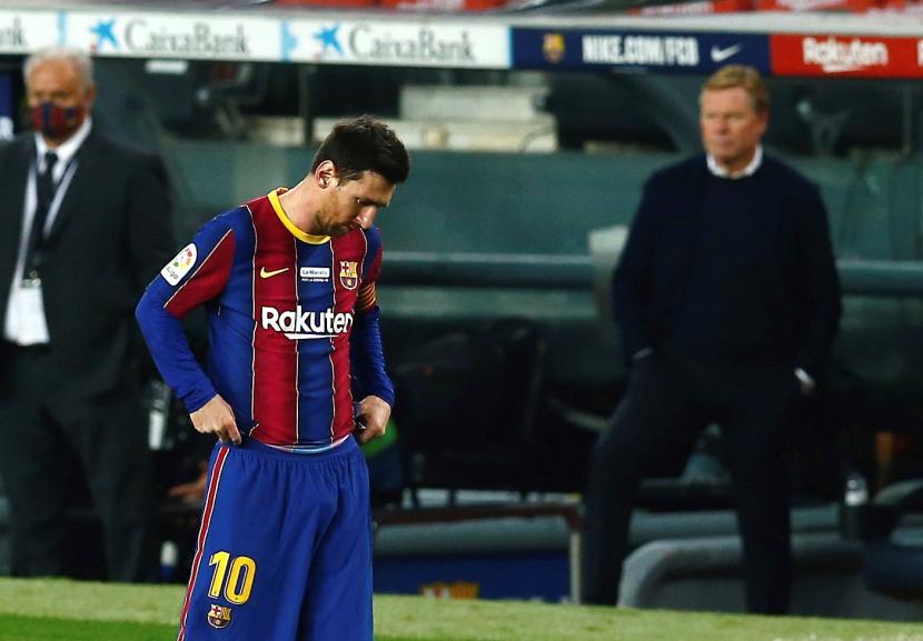 Striker Barcelona Lionel Messi tampak kecewa usai Barca ditahan imbang 2-2 Valencia dalam lanjutan La Liga Spanyol, Ahad (20/12) dini hari WIB.