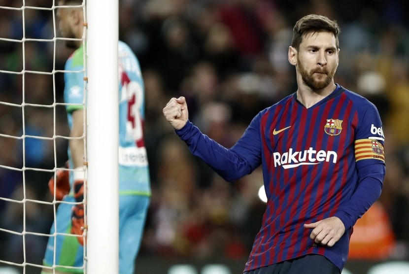 Striker Barcelona Lionel Messi usai mencetak gol kedua pada laga kontra Rayo Vallecano di Stadion Camp Nou,  Katalunya, Spanyol, Sabtu (9/3) waktu setempat.