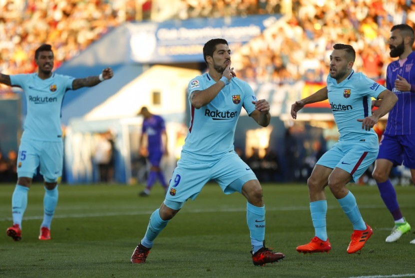 Striker Barcelona, Luis Suarez merayakan gol ke gawang Leganes pada laga La Liga di Stadion Municipal de Butarque, Sabtu (18/11). Barcelona menang 3-0. 