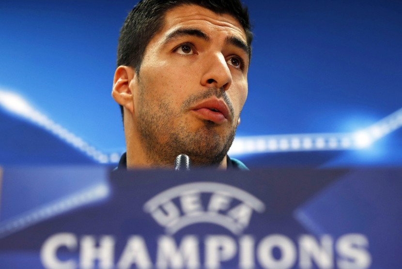 Striker Barcelona, Luis Suarez saat konferensi pers di Camp Nou, Selasa (7/3).