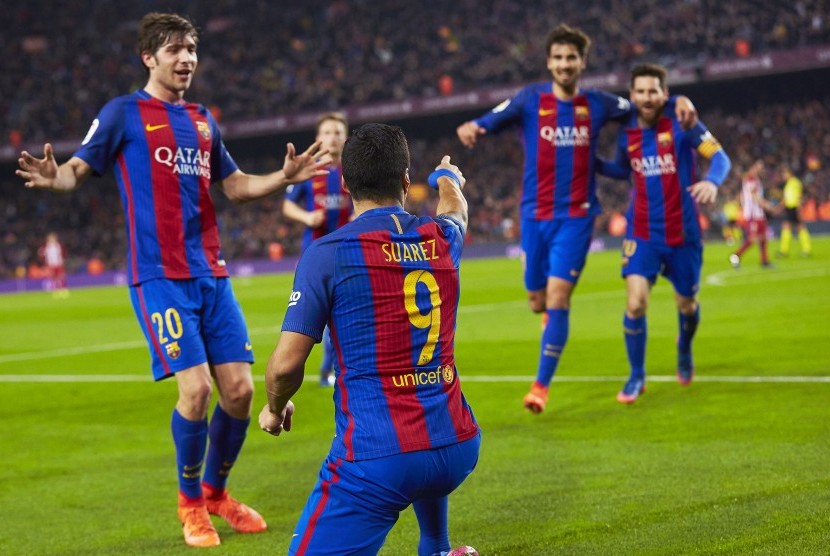 Striker Barcelona, Luis Suarez (tengah, nomor 9) merayakan golnya ke gawang Atletico Madrid pada laga semifinal Copa del Rey di Camp Nou, Rabu (8/2) dini hari WIB. Laga berakhir imbang 1-1.