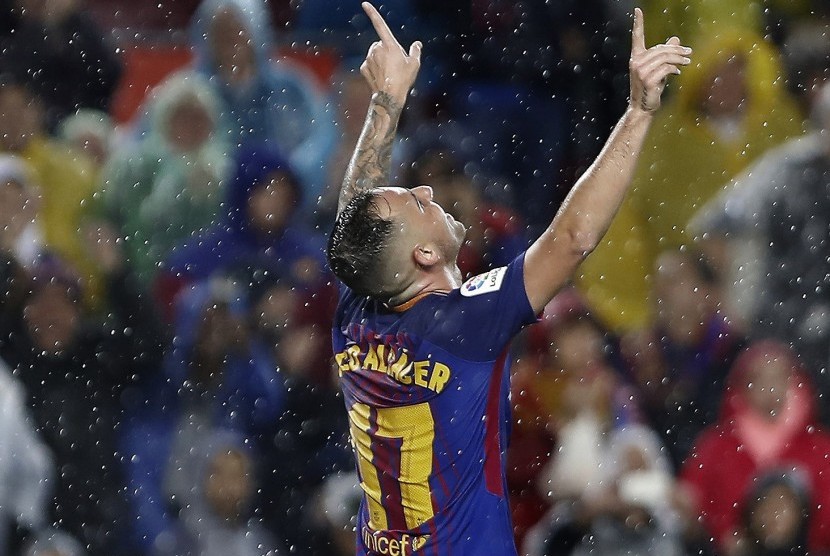Striker Barcelona Paco Alcacer merayakan gol ke gawang Sevilla pada laga La Liga di Camp Nou, Ahad (5/11) dini hari WIB. 