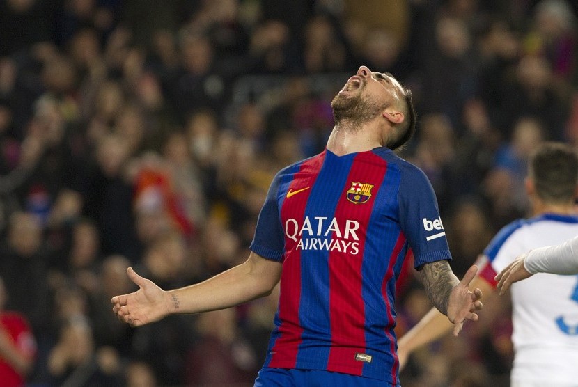 Striker Barcelona, Paco Alcacer, merayakan golnya saat menghadapi Hercules dalam laga Copa del Rey di Camp Nou, Barcelona, Rabu (21/12). 