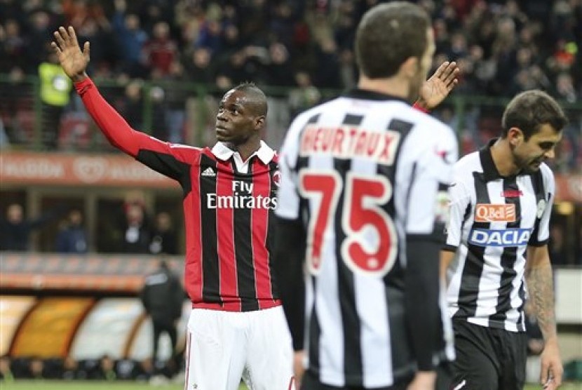 Striker baru AC Milan Mario Balotelli mencetak gol debutnya melawan Udinese, Senin (4/2) dini hari.