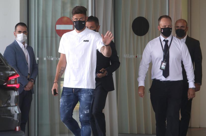 Striker baru AC Milan Olivier Giroud tiba di Kota Milan, Italia, 15 Juli 2021.