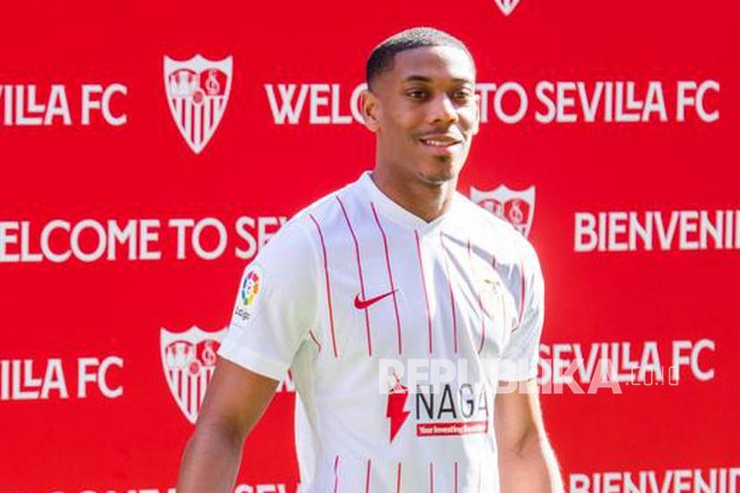  Striker baru Sevilla asal Prancis Anthony Martial berpose saat presentasi sebagai pemain baru klub LaLiga Spanyol di Seville, Spanyol, 26 Januari 2022. Martial bergabung dengan Sevilla FC hingga akhir sesi dari klub Liga Utama Inggris Manchester United. 