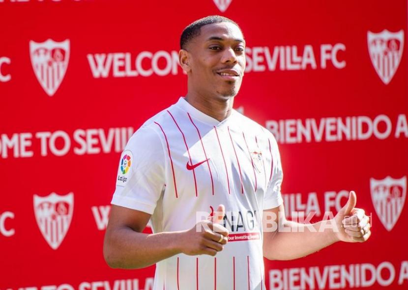  Striker baru Sevilla asal Prancis Anthony Martial berpose saat presentasi sebagai pemain baru klub LaLiga Spanyol di Seville, Spanyol, 26 Januari 2022. Martial bergabung dengan Sevilla FC hingga akhir sesi dari klub Liga Utama Inggris Manchester United. 