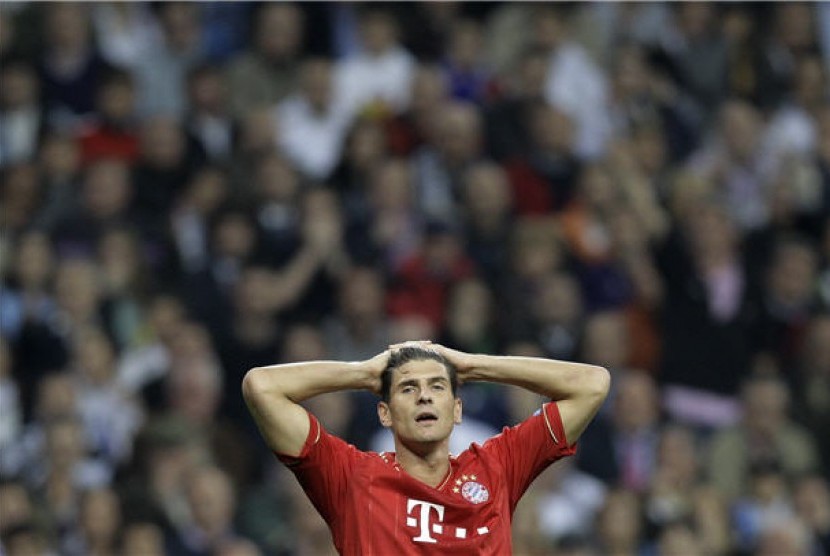  Striker Bayern Muenchen asal Jerman, Mario Gomez, bereaksi saat timnya menghadapi Real Madrid di leg kedua babak semifinal Liga Champions di Stadion Santiago Bernabeu, Madrid, Rabu (25/4). 