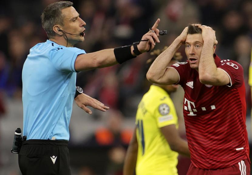 Striker Bayern Muenchen Robert Lewandowski (kanan) tampak frustrasi pada laga perempat final Liga Champions melawan Villarreal di kandang sendiri, Rabu (13/4/2022).