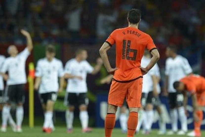 Striker Belanda, Robin van Persie menyaksikan selebrasi gol para pemain Jerman. Belanda menyerah 1-2 di tangan Jerman dalam laga kedua babak penyisihan Grup B Piala Eropa, Kamis (14/6) dini hari WIB. Kekalahan itu membuat posisi Belanda di ujung tanduk.
