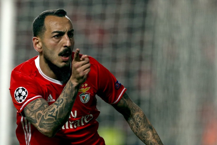 Striker Benfica, Kostas Mitroglu merayakan gol ke gawang Borussia Dortmund pada babak perdelapan final Liga Champions di stadion Da Luz, Rabu (15/2) dini hari WIB. Benfica menang 1-0.