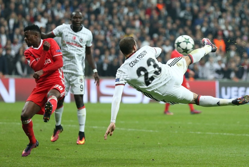 Striker Besiktas, Cenk Tosun mencetak gol ke gawang Benfica pada laga Liga Champions di Istanbul, Turki, Kamis (24/11) dini hari WIB. Laga berkahir imbang 3-3.