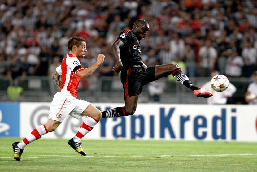 Striker Besiktas, Demba Ba (kanan), berebut bola dengan pemain Arsenal, Mathieu Debuchy, dalam leg pertama babak playoff Liga Champions di Istanbul, Turki, Selasa (19/8). 