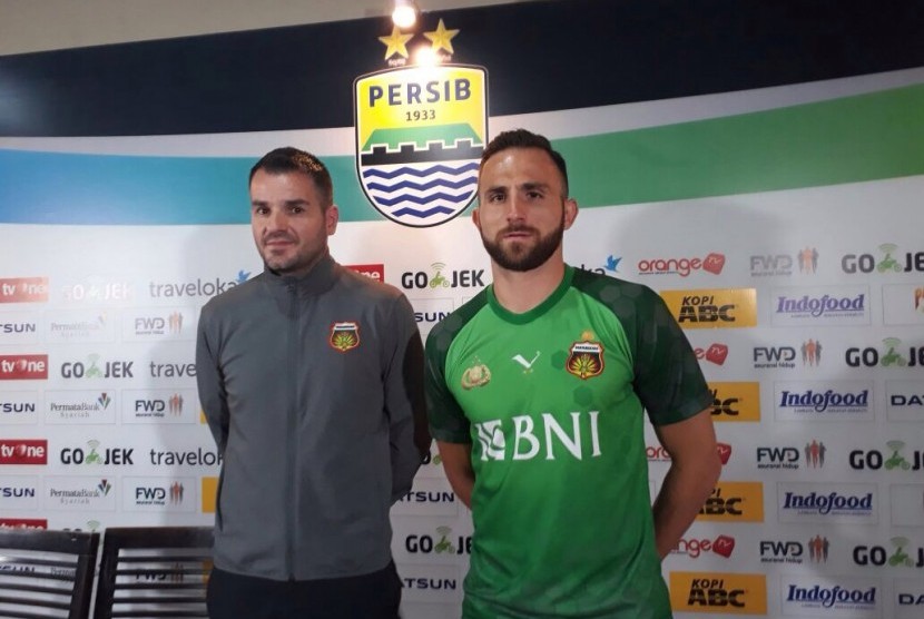 Striker Bhayangkara FC, Ilija Spasojevic (kanan) dan pelatih Simon McMenemy.