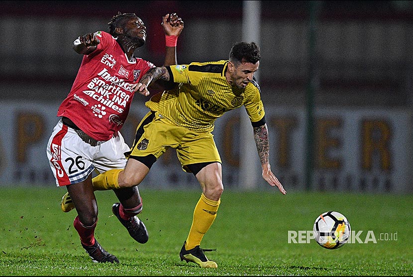 Striker Bhayangkara FC Paulo Sergio (kanan) berebut bola dengan bek Bali United FC Mahamadou Ndiaye dalam pertandingan Liga 1 2018 di Stadion PTIK, Jakarta, Sabtu (8/12/). Bhayangkara FC berhasil mengalahkan Bali United FC dengan skor 2-0 dan memastikan posisinya berada di peringkat tiga klasemen akhir Liga 1 2018.