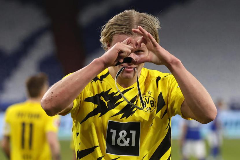 Striker Borussia Dortmund, Erling Haaland merayakan gol ke gawang Schalke pada laga Bundesliga, di Veltins Arena, Ahad (21/2) dini hari WIB. Dortmund menang 4-0.