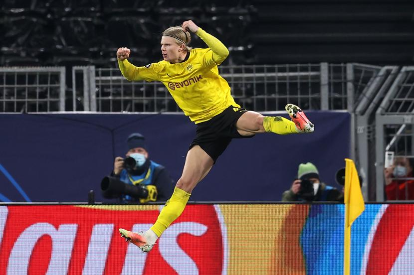 Striker Borussia Dortmund Erling Haaland merayakan gol ke gawang Sevilla.