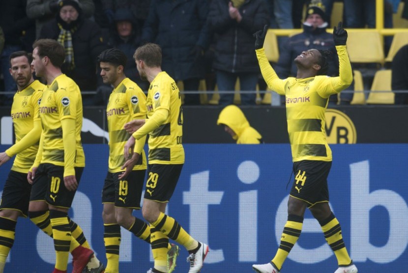 Striker Borussia Dortmund, Michi Batshuayi (kanan) merayakan golnya ke gawang Hannover 86 pada laga Bundesliga di Signal Iduna Park, Ahad (18/3).