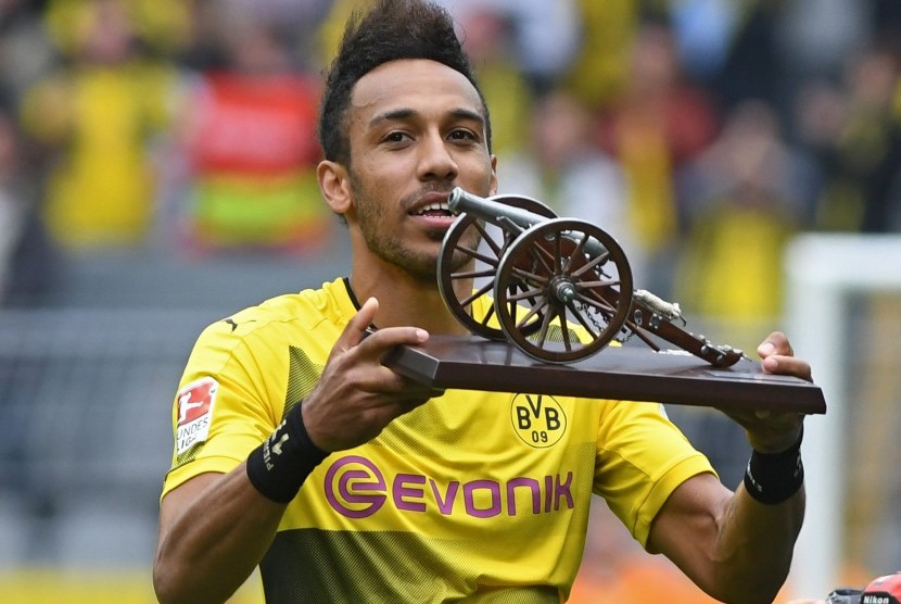 Striker Borussia Dortmund, Pierre Emerick Aubameyang mengangkat trofi sebagai pencetak gol terbanyak Bundesliga musim 2016/2017.