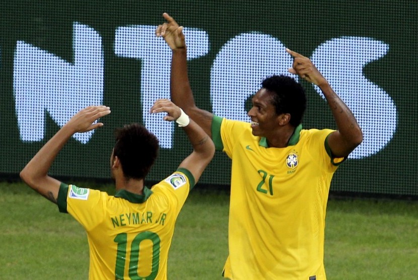 Striker Brasil, Jo (kanan) merayakan golnya ke gawang Meksiko dengan Neymar. Brasil menang 2-0 dan melaju ke final Piala Konfederasi 2013.