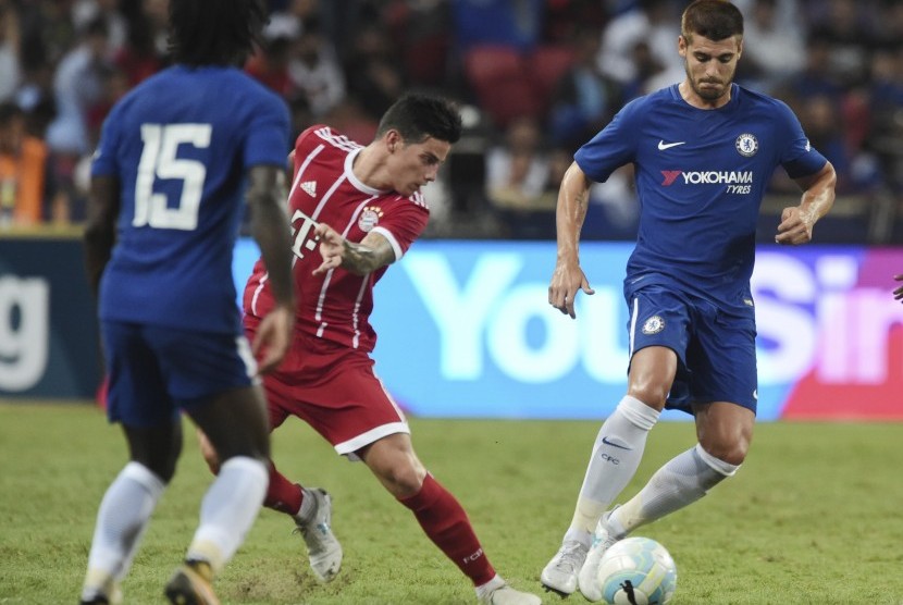 Striker Chelsea, Alvaro Morata (kanan) saat berlaga lawan Bayern Muenchen pada laga International Champions Cup 2017 di Singapura, Selasa (25/7).