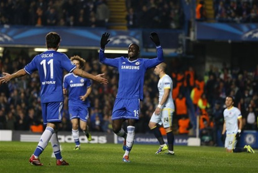 Striker Chelsea Demba Ba (kanan) merayakan golnya di Liga Champions bersama rekan setimnya Oscar.