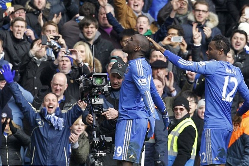 Striker Chelsea Demba Ba saat merayakan golnya ke gawang Manchester United.