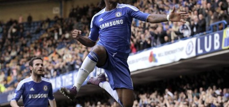 striker Chelsea, Didier Drogba, meluapkan emosinya usai mencetak gol ke jala Stoke City di laga Liga Primer Inggris di Stadion Stamford Bridge, London, Sabtu (10/3). 