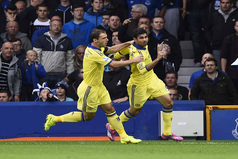 Striker Chelsea, Diego Costa (kanan), melakukan selebrasi bersama rekannya Branislav Ivanovic usai menjebol gawang Everton di laga Liga Primer Inggris di Goodison Park, Liverpool, Sabtu (30/8). 