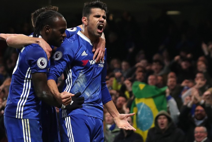 Striker Chelsea, Diego Costa (kanan) merayakan gol ke gawang Hull City pada laga Liga Primer di Stamford Bridge, Senin (23/1) dini hari WIB. Chelsea menang 2-0.