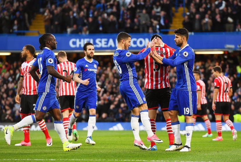 Striker Chelsea, Diego Costa (kanan) merayakan golnya bersama Eden Hazard pada laga Liga Primer melawan Southampton di Stamford Bridge, Rabu (26/4) dini hari WIB. Chelsea menang 4-2.