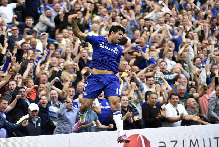 Striker Chelsea, Diego Costa, meluapkan emosinya usai menjebol gawang Leicester City di laga Liga Primer Inggris di Stamford Bridge, London, Sabtu (23/8). 