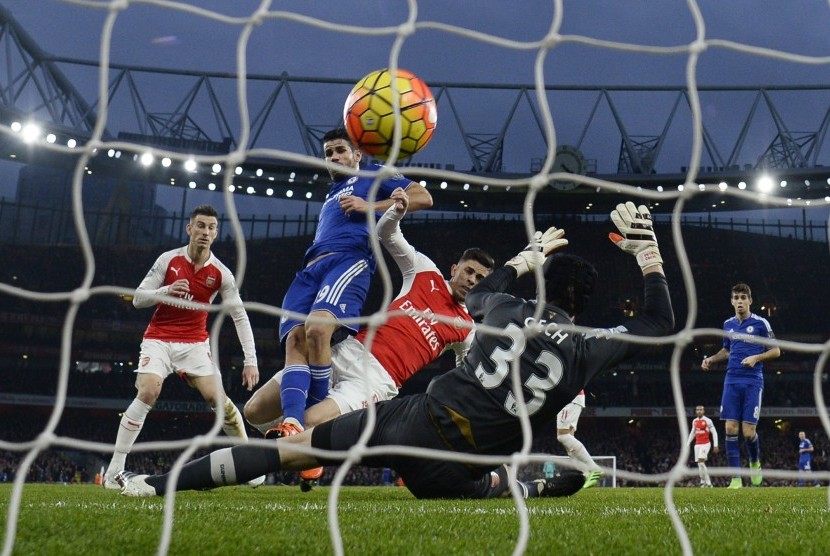 Striker Chelsea Diego Costa mencetak gol ke gawang Arsenal 