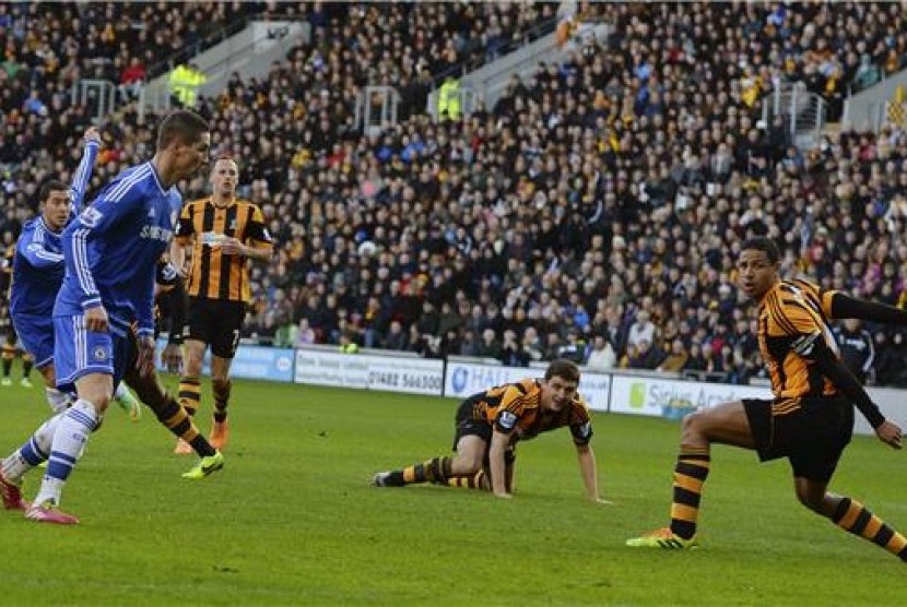 Striker Chelsea, Eden Hazard (kiri), melepaskan tembakan menjebol gawang Hull City dalam laga Liga Primer Inggris di Stadion The KC, Hull, Sabtu (11/1). 