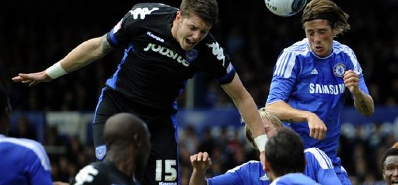 Striker Chelsea, Fernando Torres (kanan), terlibat duel udara dengan pemain Portsmouth, Greg Halford, di laga persahabatan pada Sabtu (16/7).