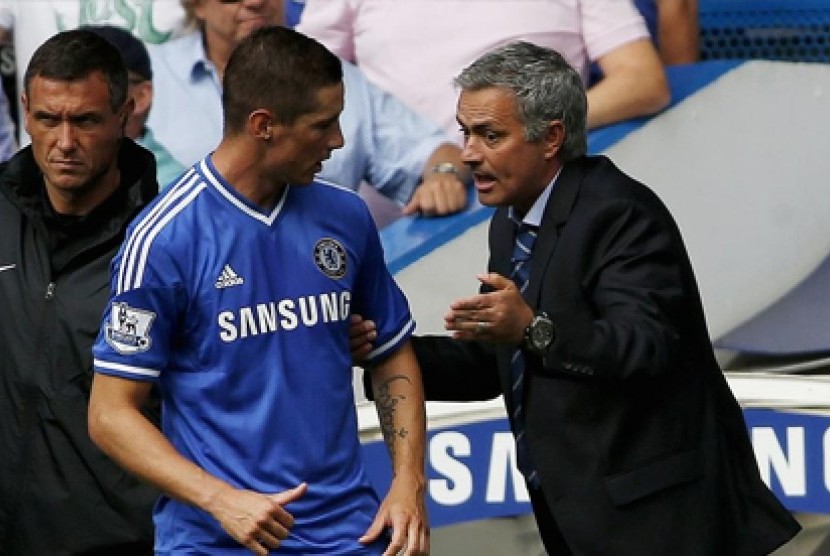 Striker Chelsea Fernando Torres (kiri) dan pelatihnya Jose Mourinho.