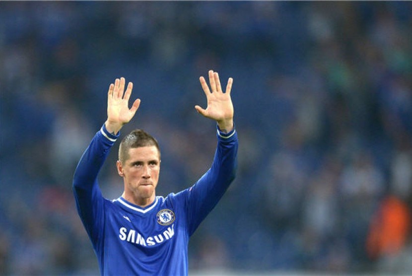 Striker Chelsea, Fernando Torres, melambaikan tangan usai laga lawan Schalke 04 di laga Grup E Liga Champions di Veltins Arena, Gelsenkirchen, Jerman, Selasa (22/10).