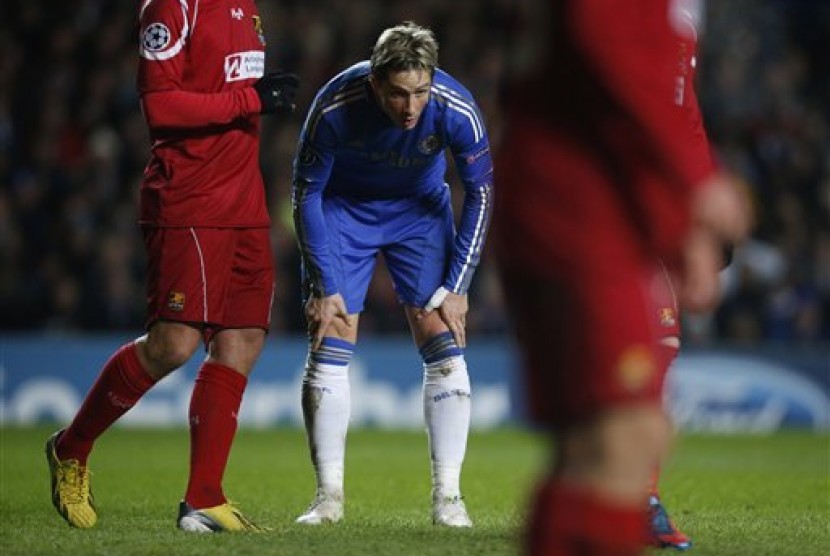 Striker Chelsea, Fernando Torres, tertunduk lesu meskipun membawa timnya membantai Nordsjaelland 6-1 di Stamford Bridge, Kamis (6/12) dini hari. The Blues tersingkir karena di tempat lain Juventus mengalahkan tuan rumah Shakhtar Donetsk.