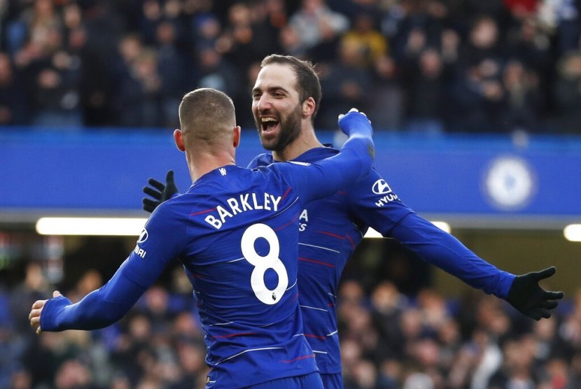 Striker Chelsea, Gonzalo Higuain (kanan) merayakan gol ke gawang Huddersfield pada laga Liga Primer Inggris, di Stamford Bridge, Sabtu (2/2).