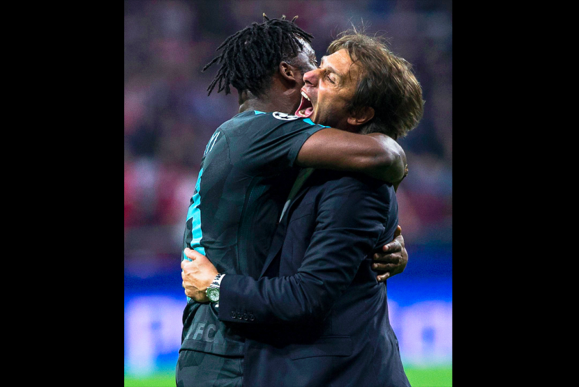 Striker Chelsea Michy Batshuayi (kiri) memeluk Antonio Conte (kanan) untuk merayakan gol ke gawang Atletico Madrid pada Liga Champions Grup C di Stadion Wanda Metropolitano di Madrid, Spanyol, 27 November 2017. Chelsea menang 2-1. 
