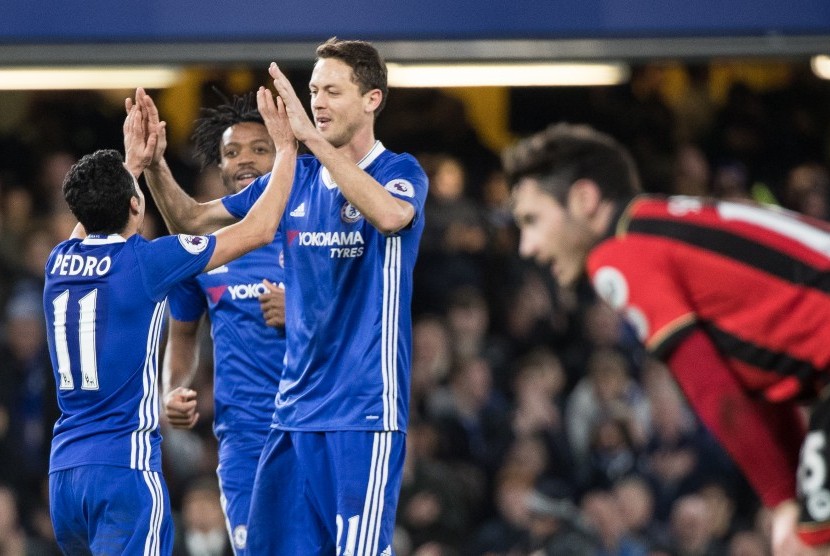 Striker Chelsea, Pedro (kiri) merayakan gol bersama rekannya.