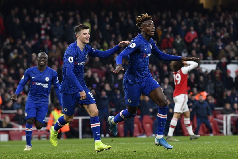 Striker Chelsea Tammy Abraham berselebrasi usai mencetak gol kemenangan 2-1 timnya atas tuan rumah Arsenal di Stadion Emirates, dalam lanjutan Liga Primer Inggris, Ahad (29/12).