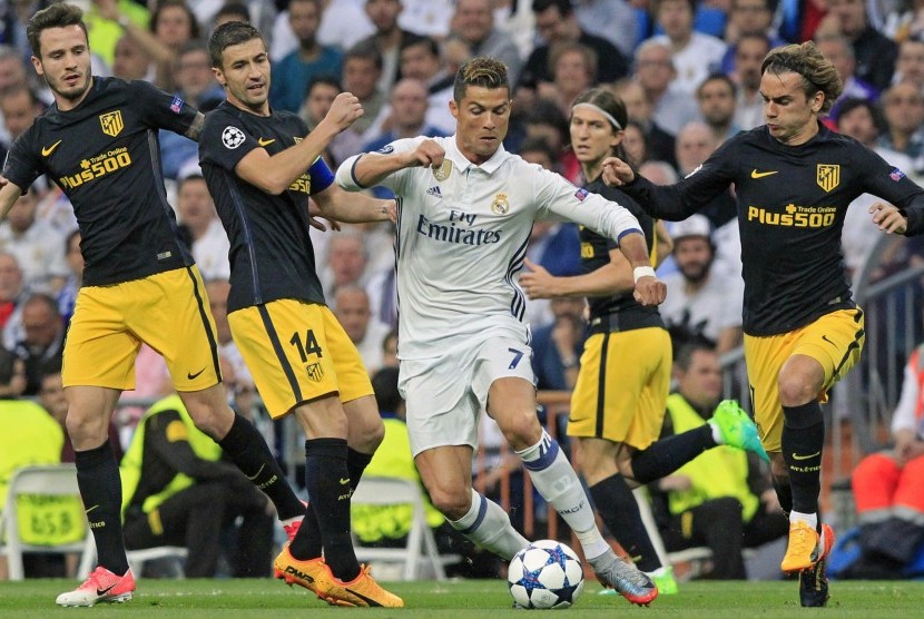 Striker Cristiano Ronaldo (tengah) dalam kawalan para pemain Atletico Madrid pada leg pertama semifinal Liga Champions, di Santiago Bernabeu, Rabu (3/5) dini hari WIB. Ronaldo memborong tiga gol pada laga ini.
