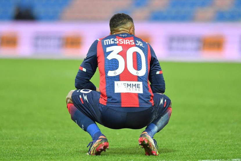 Striker Crotone, Junior Messias pada akhir laga melawan Bologna pada laga Serie A di Stadion Ezio Scida, Sabtu (20/3). Sempat unggul dua gol, Crotone akhirnya kalah 2-3. 