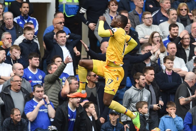 Striker Crystal Palace, Christian Benteke merayakan gol ke gawang Chelsea pada laga semalam. 