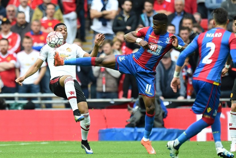 Striker Crystal Palace, Wilfried Zaha (tengah).