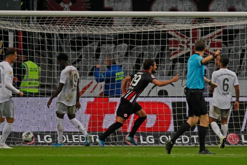 Striker Eintracht Frankfurt, Goncalo Paciencia (tengah) merayakan gol ke gawang Bayern Muenchen pada laga Bundesliga, Sabtu (2/11).